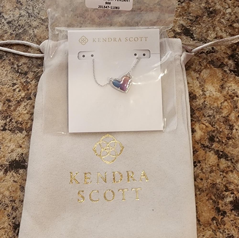 Kendra Scott necklace